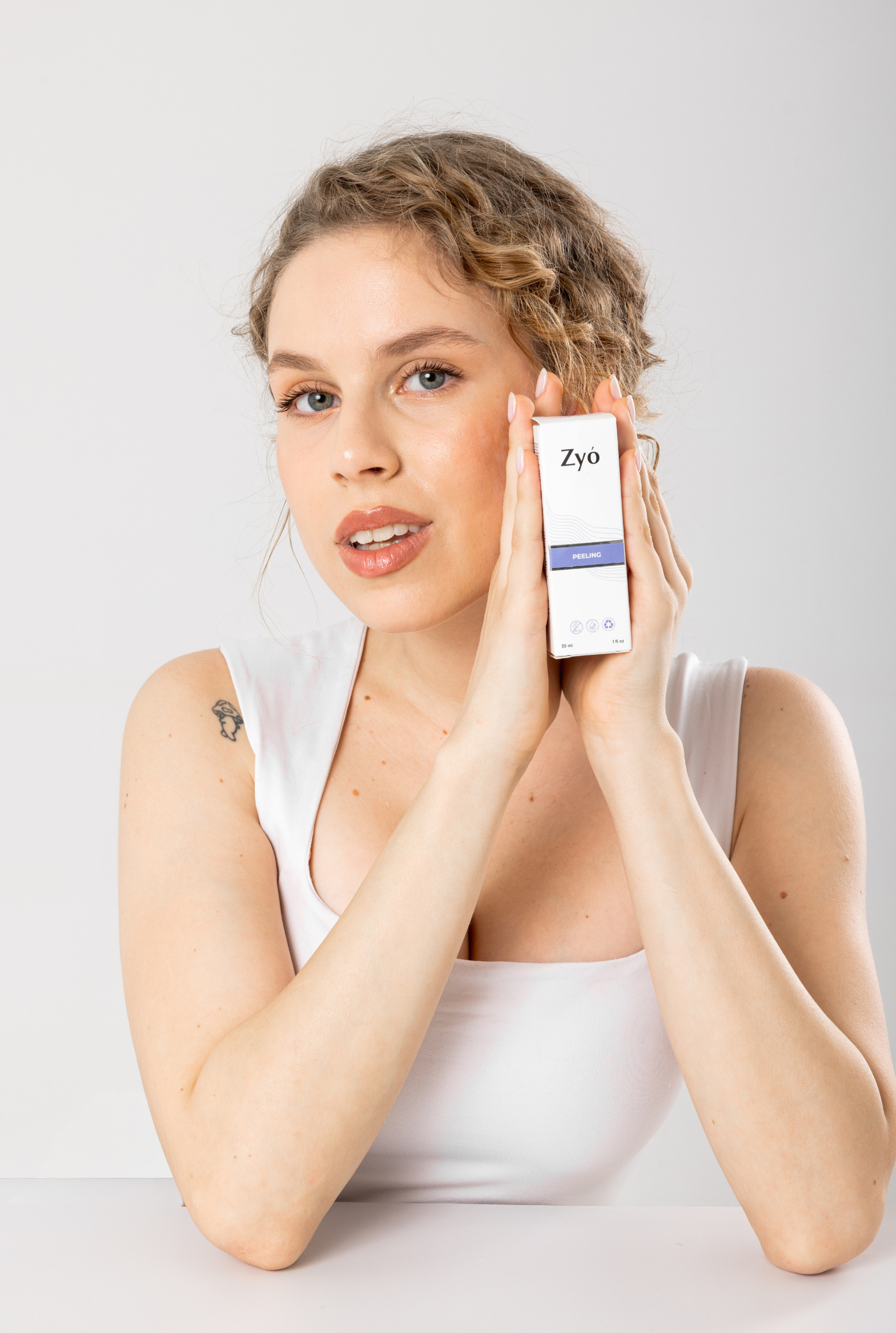 Pürüzsüz Cilt Yenileyici Gözenek Temizleyici Sıkılaştırıcı 3’lü Bakım Seti Peeling , Tonik ve Serum görsel 6